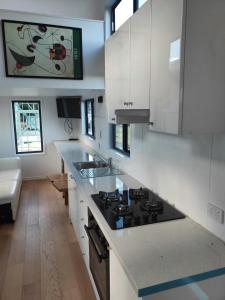 Köök või kööginurk majutusasutuses Bottletree Gardens - Mini Manson Blue