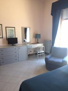 - une chambre avec un bureau, un ordinateur et une chaise dans l'établissement Grand Hotel Fagiano Palace, à Formia
