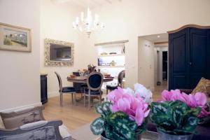 フィレンツェにあるSanta Reparata Apartmentのリビングルーム(テーブル付)、ダイニングルーム