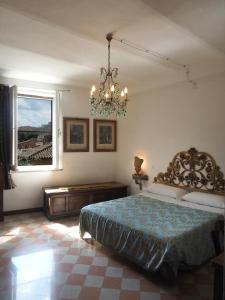 ペルージャにあるAzzi b&b Comfortably, in the quietness of the Perugia historical centreのベッドルーム1室(大型ベッド1台、シャンデリア付)