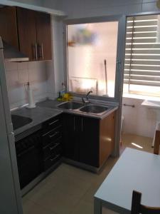 Kuchyň nebo kuchyňský kout v ubytování Apartamento Puertoplaya I