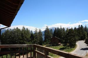 een uitzicht vanaf het balkon van een hut bij Apartment Mélodie de Rêve in Crans-Montana