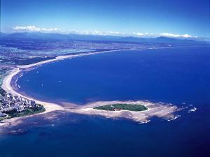 una vista aérea de una isla en el océano en Cactus Inn, en Miyazaki