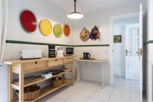 una cocina con platos en la pared en CASA SAN CAYETANO, en La Herradura