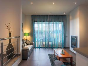 uma sala de estar com um sofá e uma mesa em V3, Villa Jardins Branqueira6 near Beach, Albufeira em Albufeira