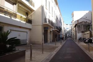 une rue vide dans une ville avec des bâtiments dans l'établissement Minerve by Welcome to Cannes, à Cannes