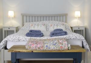 מיטה או מיטות בחדר ב-Blue House Berwick Upon Tweed