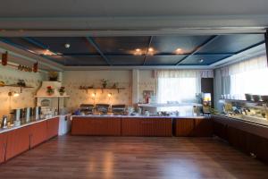 una grande cucina con un grande bancone in una stanza di Kylpylähotelli Kiannon Kuohut a Suomussalmi