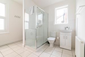 Bilik mandi di PLATFORM Fishing Quarter Apartment 2 with Free Street Parking