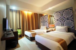 Een bed of bedden in een kamer bij Howard Johnson By Wyndham Pekalongan