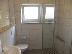 e bagno con doccia, servizi igienici e lavandino. di Hotel Adriatic ad Hannover