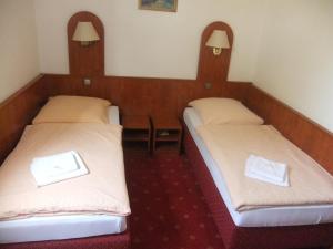 A bed or beds in a room at Hotel Adriatic