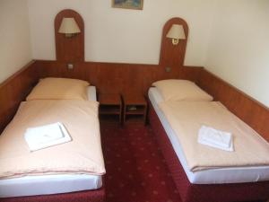 Una cama o camas en una habitación de Hotel Adriatic 3 fotos más
