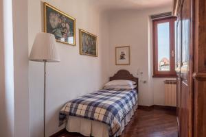 - une petite chambre avec un lit et une fenêtre dans l'établissement Portinari Apartment, à Florence