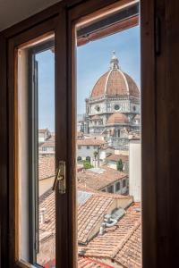 widok na kopułę budynku z okna w obiekcie Portinari Apartment we Florencji