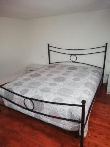 A bed or beds in a room at Aurora Apartment nel cuore di Napoli