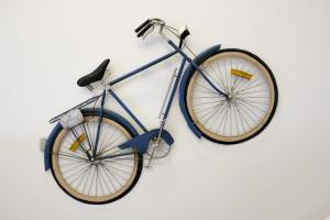 Ein Fahrrad hängt an einer Wand in der Unterkunft Typical Village Oporto 24 in Porto