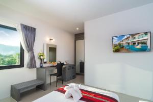 Postel nebo postele na pokoji v ubytování The Thames Pool Access Resort & Villa - SHA Extra Plus