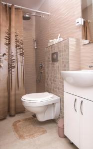 Un baño con inodoro, lavabo y ducha. en Beo Green View, en Belgrado 59 fotos más