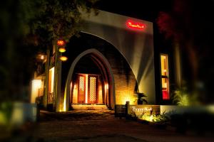 蒲甘蒲甘诺瓦酒店的红色门的建筑物入口