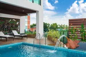 Bazén v ubytování The Thames Pool Access Resort & Villa - SHA Extra Plus nebo v jeho okolí