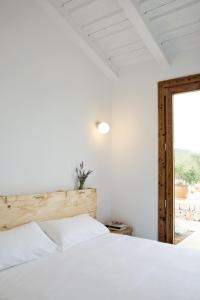 um quarto com uma cama branca e uma janela em Sa Nau Agroturismo - Adults Only em Porto Colom