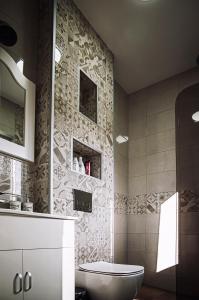 a bathroom with a toilet and a sink at Tsarevets Apartament-Veliko Tarnovo in Veliko Tŭrnovo