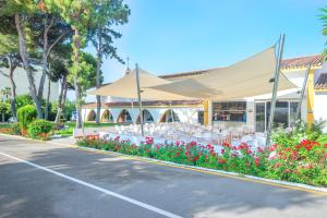 una tienda de catering con mesas y flores en un aparcamiento en Globales Playa Estepona, en Estepona