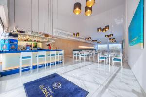 un restaurante con un bar con taburetes azules en Globales Playa Estepona, en Estepona
