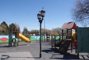 Kawasan permainan kanak-kanak di El Puente Aparts