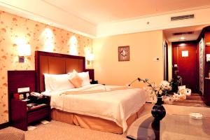 a bedroom with a large bed in a room at Changchun Huatian Hotel in Changchun