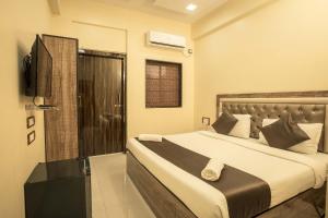 Ένα ή περισσότερα κρεβάτια σε δωμάτιο στο Hotel Apsara- Near J J Hospital Mumbai +42 φωτογραφίες