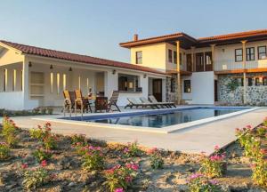 uma casa com uma piscina e um pátio em Aydos Konakları em Muğla