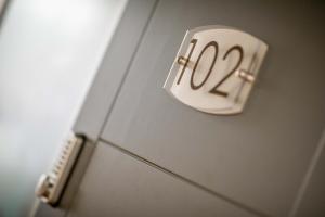 einem Schließen einer Tür mit der Nummer Null in der Unterkunft The James Suites in Derry Londonderry