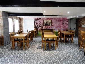 comedor con mesas y sillas de madera en The Town Hotel, en Bridgwater