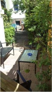 einen Tisch und Stühle auf einer Terrasse mit einer Bank in der Unterkunft Ferienwohnung Kati in Zinnowitz