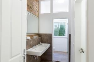 bagno con lavandino e finestra di Newton-Appartement mit 3 Schlafzimmern a Berlino