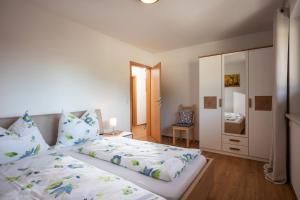 sypialnia z dużym łóżkiem i komodą w obiekcie Appartement Annabella w mieście Söll