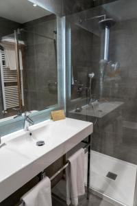 a bathroom with a sink and a mirror at Hotel Madeira Centro in Benidorm