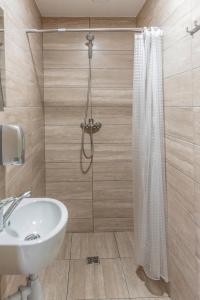 Miego namai في غارغزداي: حمام مع دش ومغسلة بيضاء