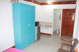 eine Küche mit einem blauen Schrank und einem Waschbecken in der Unterkunft Cebu Guest Inn in Cebu City