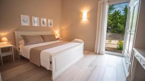 トラーニにあるTorrelama Room & Breakfastのベッドルーム1室(ベッド1台、大きな窓付)