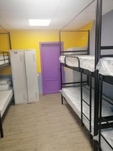 Ein Etagenbett oder Etagenbetten in einem Zimmer der Unterkunft Hostel Meridian