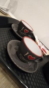 zwei Hüte und ein Teller auf einem Tablett in der Unterkunft Maison Arena in Neapel