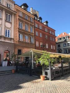 華沙的住宿－NEAR TO THE CASTLE，前面有一间咖啡馆的建筑