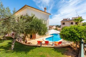 - Vistas al exterior de una casa con piscina en Villa Vidal, en Portopetro