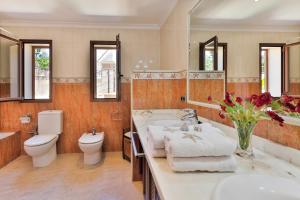 A bathroom at Villa Vidal