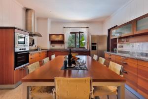 A kitchen or kitchenette at Villa Vidal