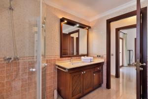 A bathroom at Villa Vidal