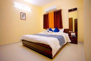 - une chambre avec un grand lit dans l'établissement Daze Off Studio house, à Bhuj